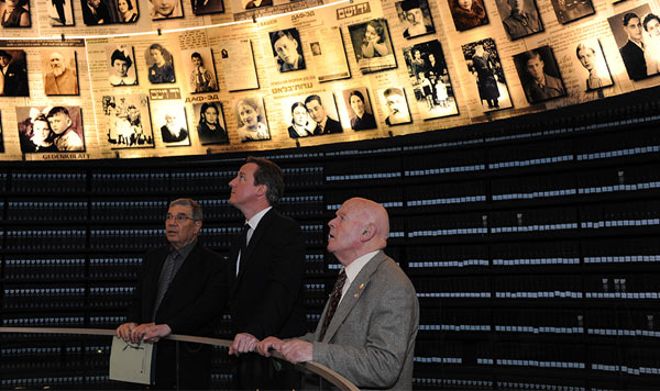 Ben Helfgott with British Prime Minister David Cameron, right, and Yad Vashem Chairman Avner Shalev, center, in the Yad Vashem Hall of Names.