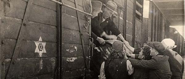 Macedonian Jews boarding a deportation train March 1943. They were taken to two camps in Bulgaria, then by train to Lom, then by ship to Vienna, then transported to Treblinka. Photo: Yad Vashem