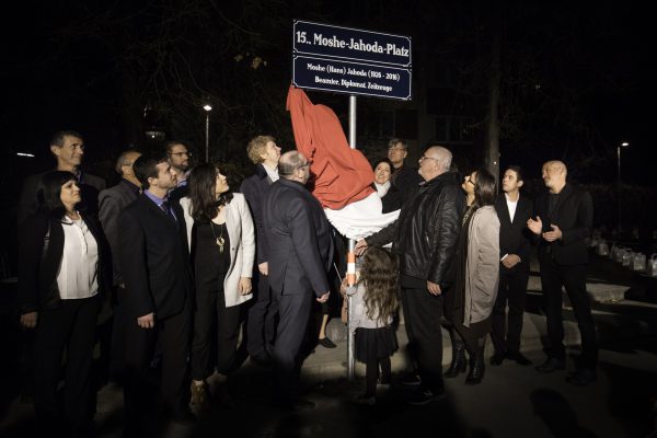 Moshe Jahoda's family unveiling the memorial plaque of the newly named Moshe Jahoda Square in Vienna, Austria. Photo: Anna Rauchenberger