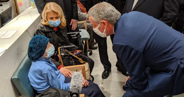 NYC Mayor Bill DeBlasio visits with survivors at a vaccination site.