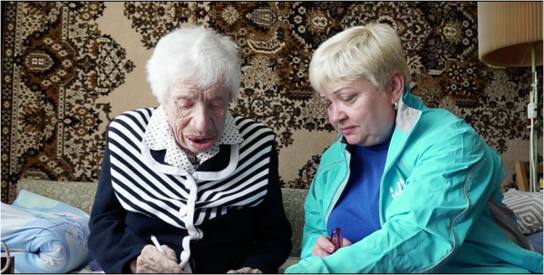 holocaust survivor at home with JDC social worker